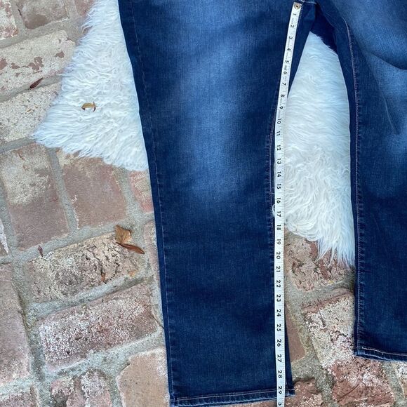 New Signature Levi’s Mid-Rise Totally Shaping Five Pocket Jeans Size 26S - Picture 7 of 12